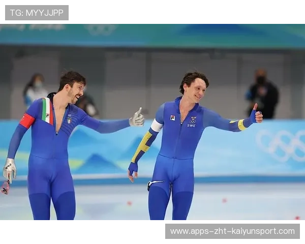 滑冰男双选手衣服拉链开了仍没停动作